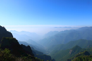 山峦云海美景