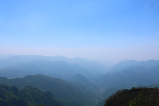 山峦叠翠的壮阔远景