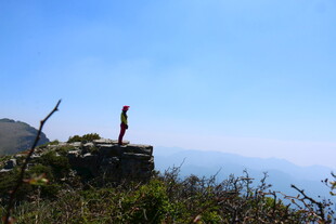 山顶单人眺望壮丽风景