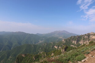 山峦叠翠的壮美自然景观