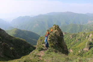 徒步者攀登于山峦间