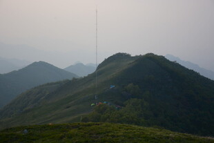 山峦叠翠间的高耸天线