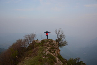 山顶旅人张开双臂赏景
