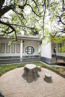 中式庭院中的古朴休憩角落