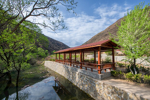 山间河畔木质长廊美景