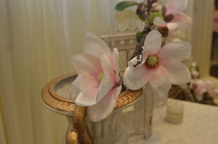 精致花瓶中的柔美花卉