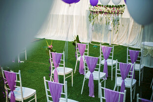紫色系户外婚礼布置场景