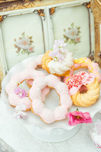 多彩美味甜甜圈精致摆盘