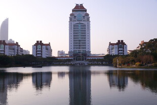 湖畔高楼美景倒映