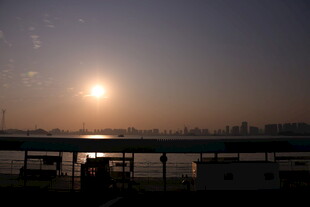 夕阳下的码头风景