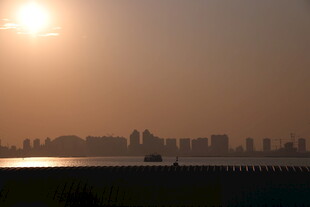夕阳下的城市天际线