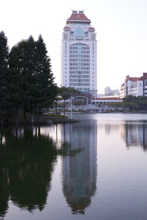 湖畔高楼倒影美景