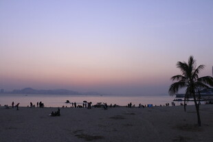 黄昏下的静谧海滩