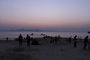 海滩黄昏人群剪影美景