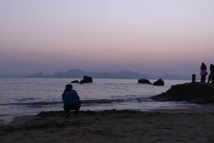 黄昏海边的静谧休闲时刻