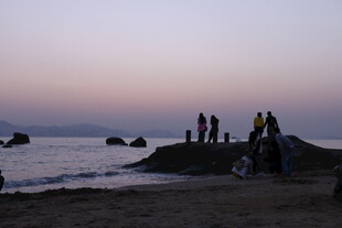 海边黄昏时的人群景象