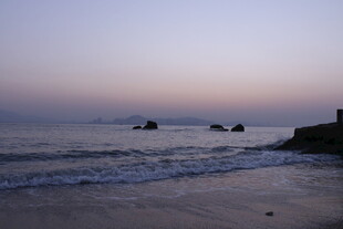 海边黄昏 海浪轻拍礁石