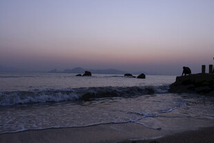 黄昏海滨 海浪轻拍礁石