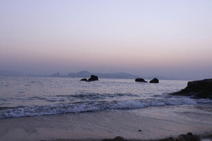 黄昏下的海边礁石美景