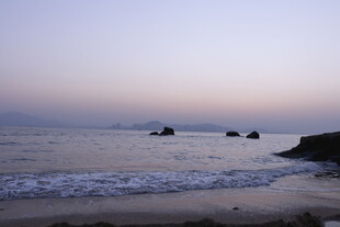 海边暮色 海浪轻拍岩石