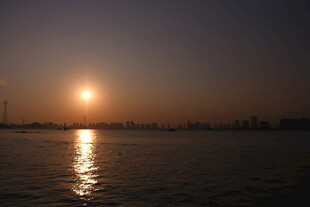 夕阳下的江面美景