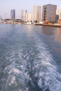 乘船赏城市河畔风光