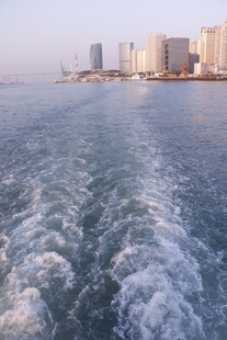 海上航迹与城市天际线