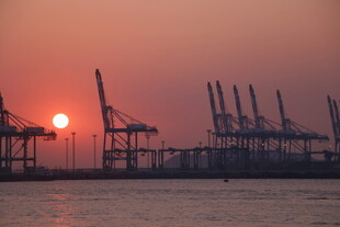 港口夕阳下的起重机剪影