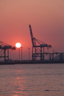 港口夕阳下的起重机剪影