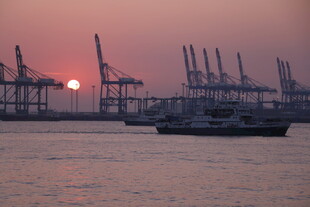 港口夕阳下的船只与起重机