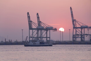 港口日落时分的起重机