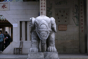 门前石象