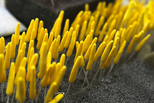 工艺品黄色尖状物整齐排列