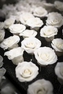 工艺品白玫瑰簇拥的浪漫景致