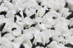 工艺品白色碎状物特写