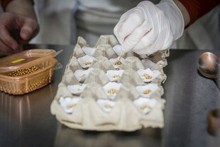 工艺品手工包饺子场景