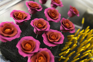 工艺品多彩玫瑰与金色装饰花束