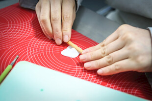 工艺品手工制作蜡烛的专注瞬间