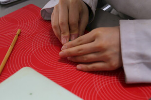 工艺品手工制作中的双手操作