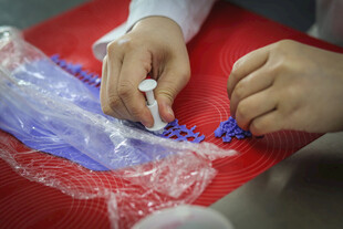 手工制作蓝色物件的手部特写