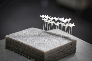 多层蛋糕配精致白巧克力装饰