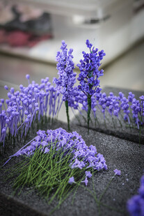 工艺品紫色小花绽放于石上