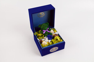 工艺品蓝色礼盒中的缤纷花卉