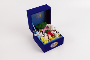 工艺品蓝色音乐盒内的精美摆件