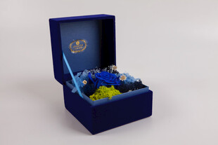 工艺品蓝色礼盒中的精美花束