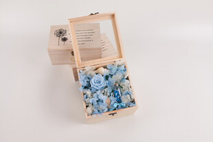 工艺品木质花盒中的蓝色花朵