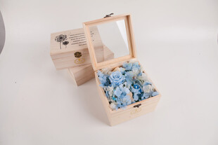 工艺品木质花盒中的蓝色小花