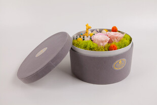 工艺品灰色圆盒内的多彩小摆件