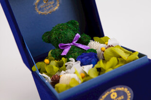 工艺品蓝色礼盒中的缤纷小物