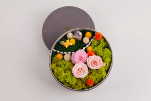 工艺品圆形花盒中的多彩鲜花